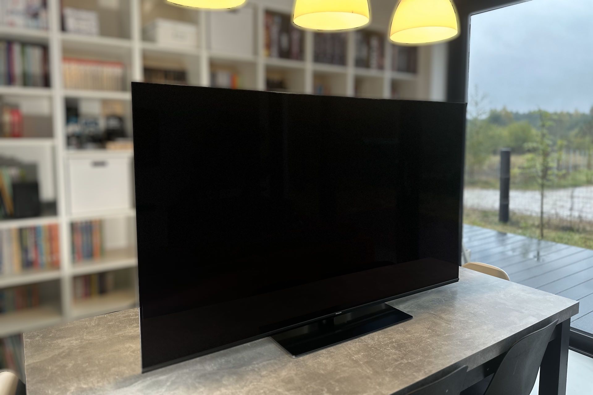 Panasonic TX-65MZ800E - z profilu