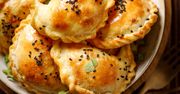 Podpiekane pierogi ze szpinakiem i serem feta