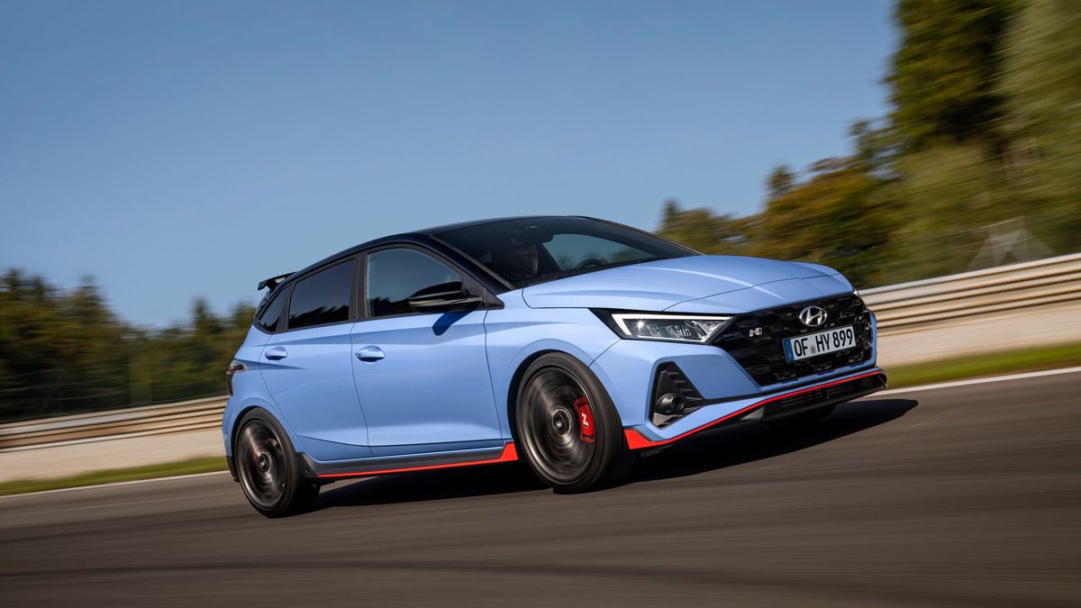 Hyundai i20 N prezentuje się jeszcze ostrzej niż jego większy brat.