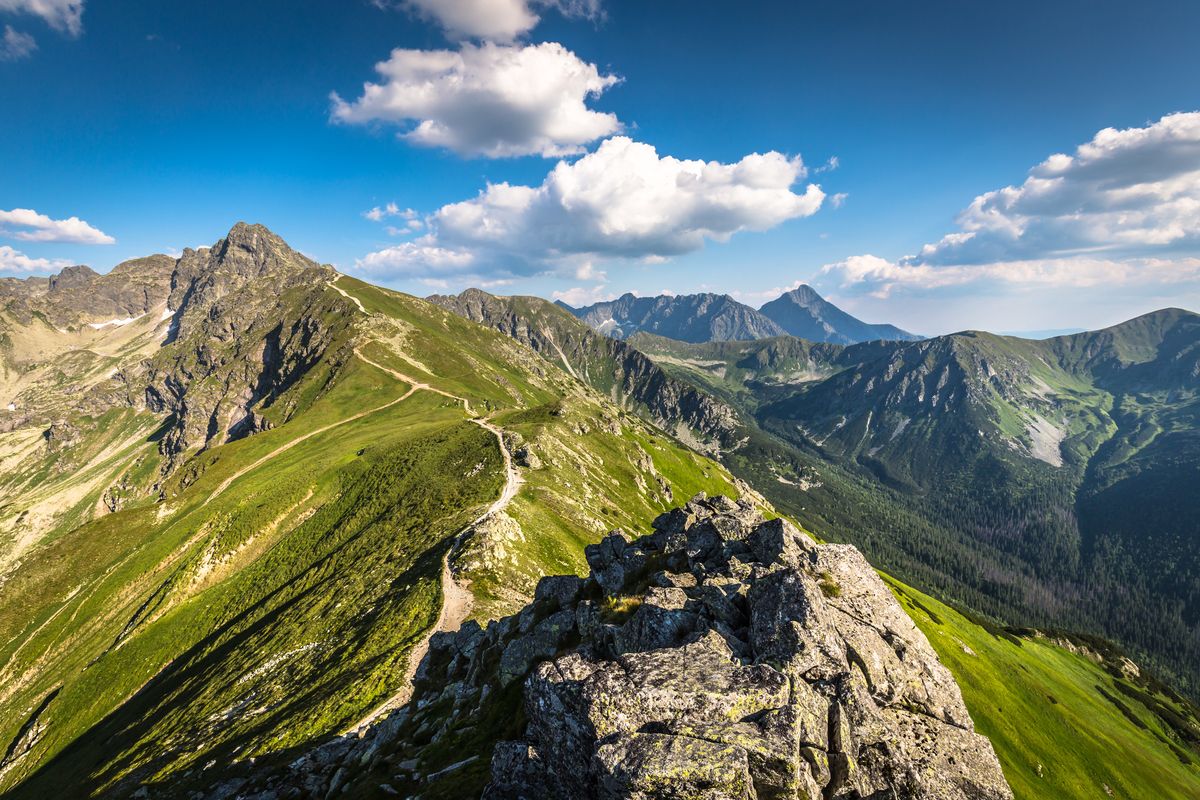 Ten piękny widok Tatr będzie codziennie towarzyszył wolontariuszom, którzy zgłoszą się do patrolu górskiego