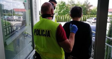 Makabryczne odkrycie. Zwłoki pod stertą ubrań. Leżały tam 3 tygodnie