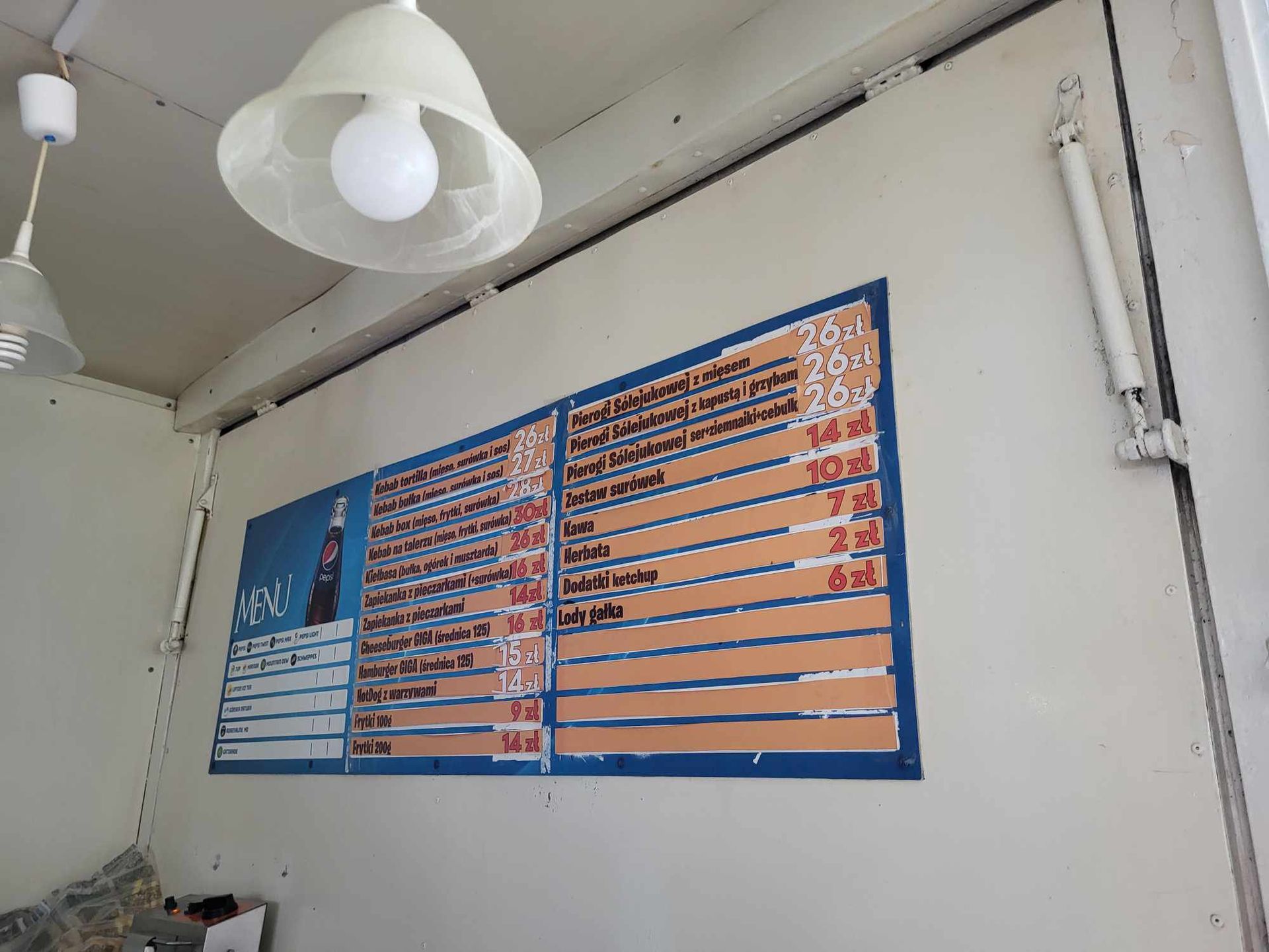 Ceny w budce za pierogi i kebab w Jeruzalu.