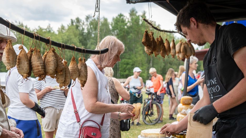 Odwiedzający Podlaskie Muzeum Kultury Ludowej mogli zanurzyć się w świat tradycji ludowej, poznając jej różnorodne oblicza – od dźwięków inspirowanych folklorem, przez dawne rzemiosło i kuchnię, aż po widowiskowe pokazy. 
