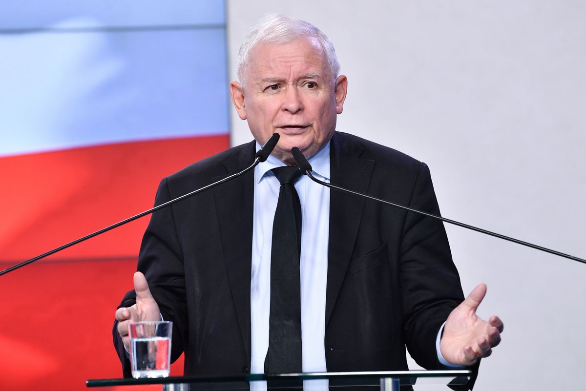 Prezes Prawa i Sprawiedliwości Jarosław Kaczyński podczas konferencji prasowej w siedzibie partii przy ulicy Nowogrodzkiej w Warszawie