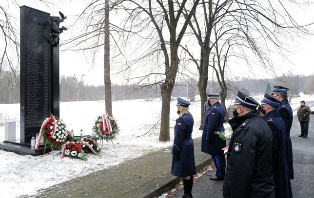 Kwiaty pod pomnikiem upamiętniającym katastrofę złożyły delegacje służb ratowniczych 