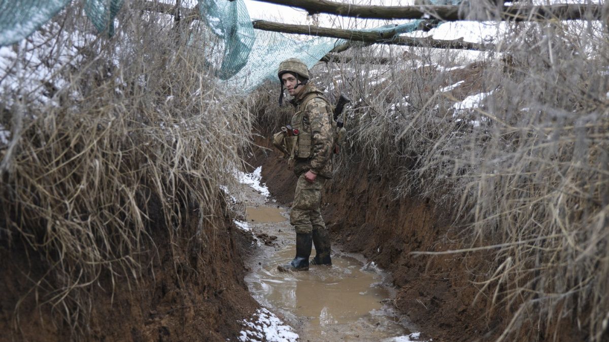 Ukraiński żołnierz na linii frontu. Warunki pogodowe nikomu nie sprzyjają