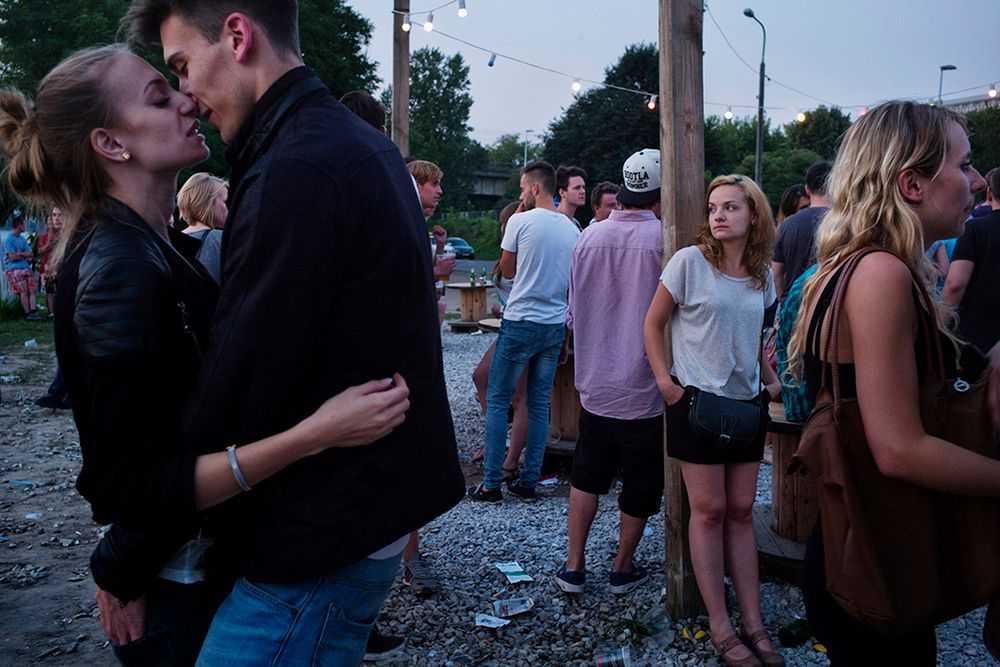 II miejsce, Życie codzienne, zdjęcie pojedyncze. Warszawa. Piąta rano, sobotnia impreza w jednym z modnych warszawskich klubów nad Wisłą dobiega końca. 3 sierpnia 2014.