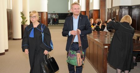 Uradowany Walduś Kiepski ZNÓW z żoną w sądzie... (ZDJĘCIA)
