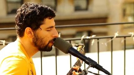 José González gra muzykę z Red Dead Redemption... na dachu 1