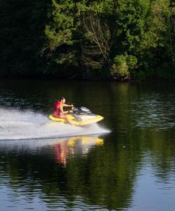 Wakacje 2020. Mazury. Motorowodniacy "szaleją bez umiaru"