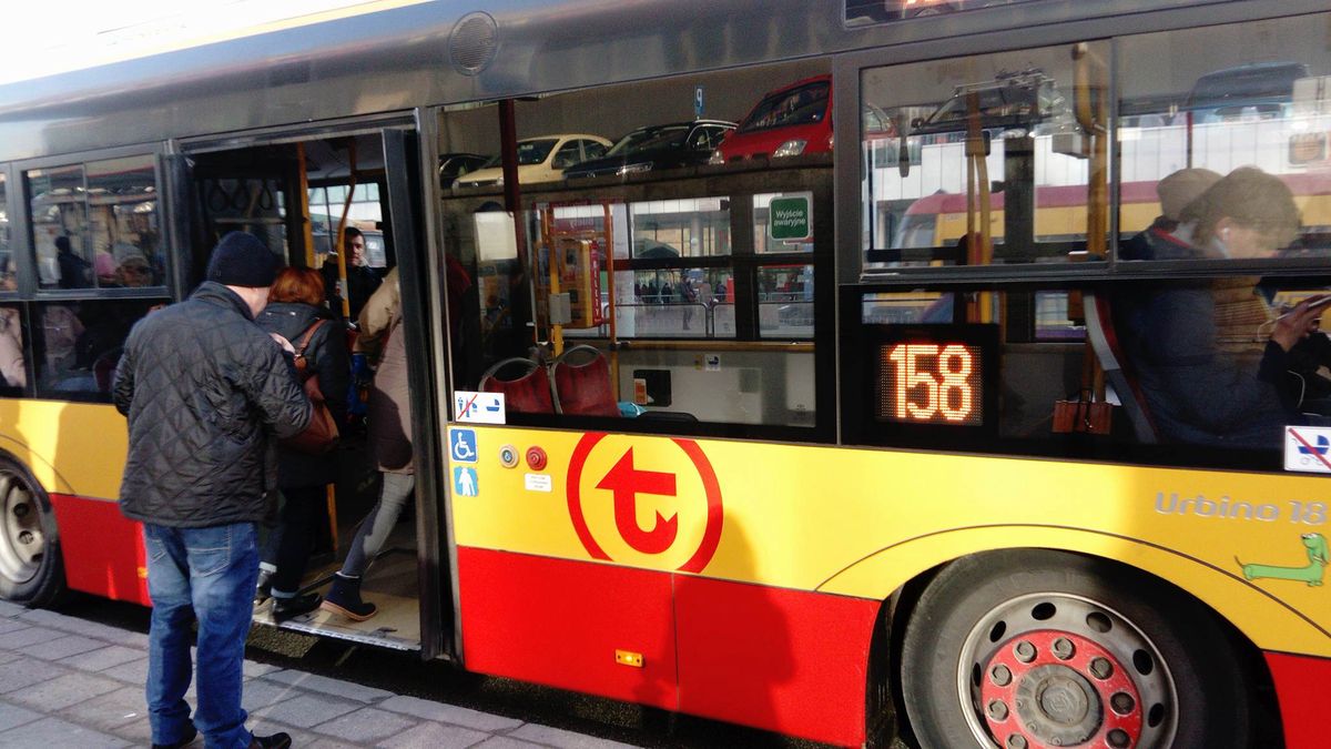 Nowe logo na warszawskich autobusach. Wyjaśniamy, o co chodzi
