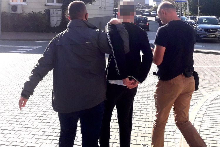 Piaseczno. Policja aresztowała mężczyznę podejrzanego o zakatowanie na śmierć kilkumiesięcznego pieska rasy terrier. Za takie czyny grozi do 5 lat więzienia (Policja)