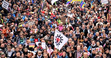 Niemcy. Tysiące ludzi bez masek. Zdjęcia ze Stuttgartu obiegły świat