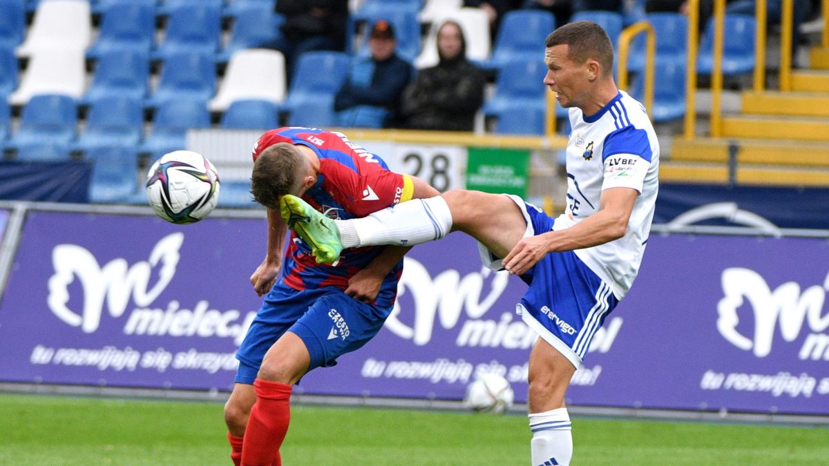 zawodnik PGE FKS Stali Mielec Mateusz Mak (z prawej) i Andrzej Niewulis (z lewej) z Rakowa Częstochowa 