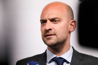 "Wyczerpać gospodarkę wojenną Rosji". Francuzi łączą siły z USA