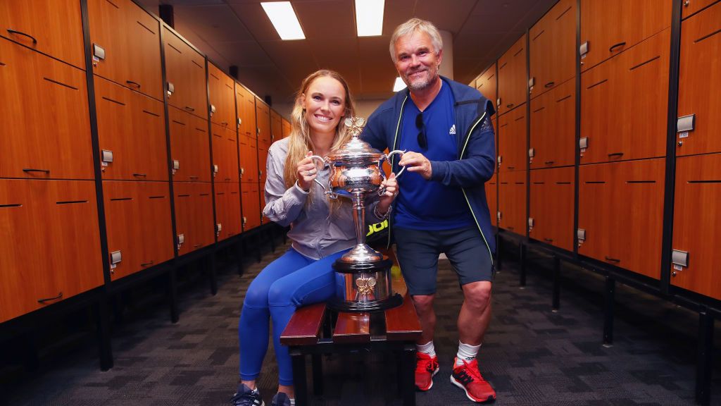 Karolina Woźniacka i ojciec Piotr z trofeum za zwycięstwo w Australian Open 2018