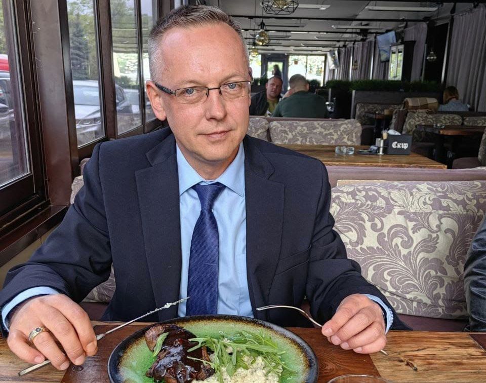 Tomasz Szmydt na zdjęciu wykonanym w białoruskiej restauracji 