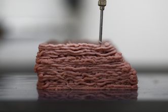 Drukują steki na drukarkach 3D.  "To mięso, po prostu jest wytwarzane w inny sposób"