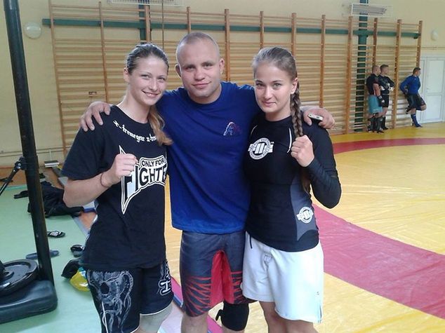 Katarzyna Sadura (po lewej) do walki przygotowuje się z Karoliną Kowalkiewicz (fot. facebook.com)