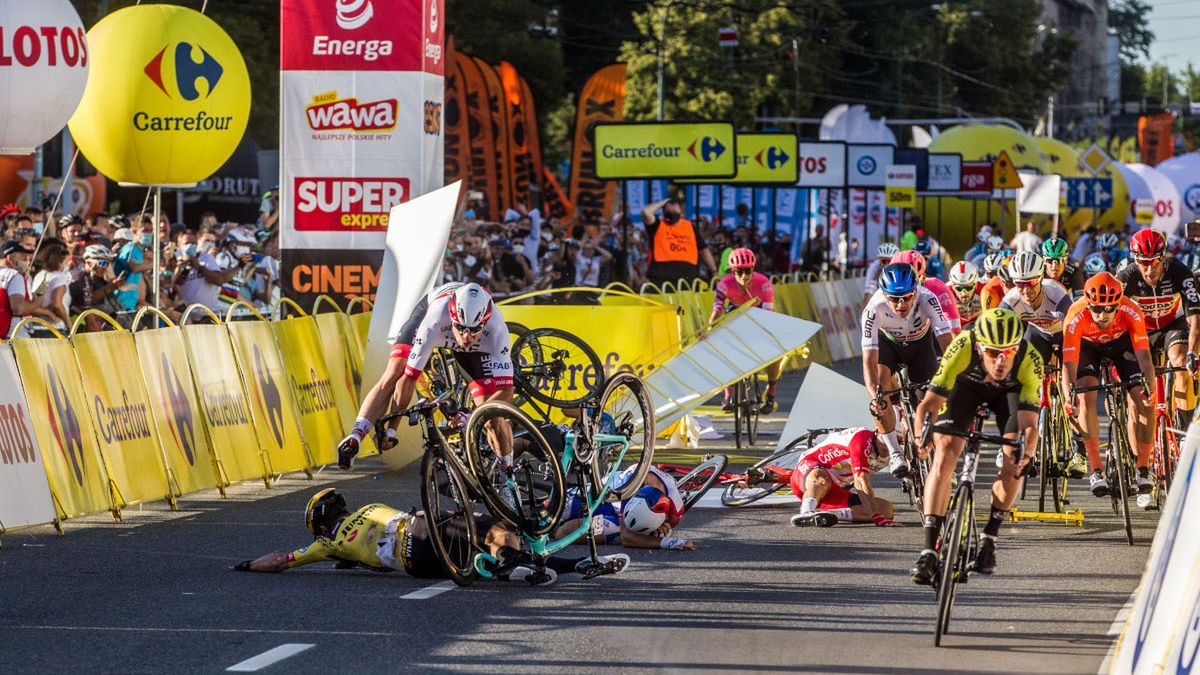 Zdjęcie okładkowe artykułu: Newspix / MICHAL CHWIEDUK / FOKUSMEDIA.COM.PL / Kraksa na mecie 1. etapu wyścigu kolarskiego 77. Tour de Pologne