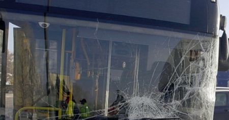 Warszawa. Wypadek na Bemowie. Autobus uderzył w latarnię