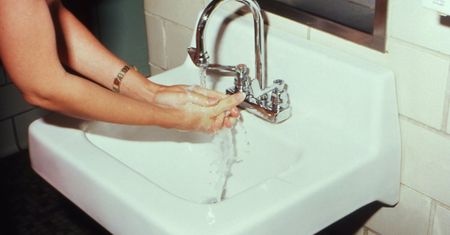 Wrocław: Fortum ostrzega przed zieloną wodą z kranu. Nie pij jej