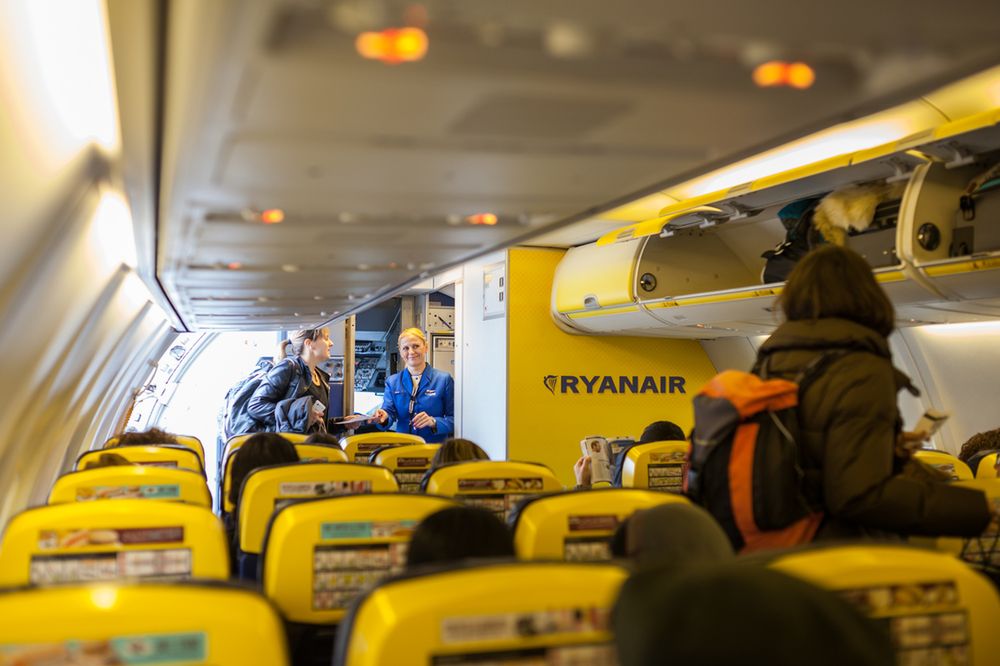Ryanair męczy nimi pasażerów. Stewardessy mają wcisnąć jak najwięcej towaru