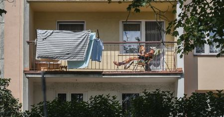Mandat 1500 zł za opalanie się na balkonie. Kiedy grozi kara?