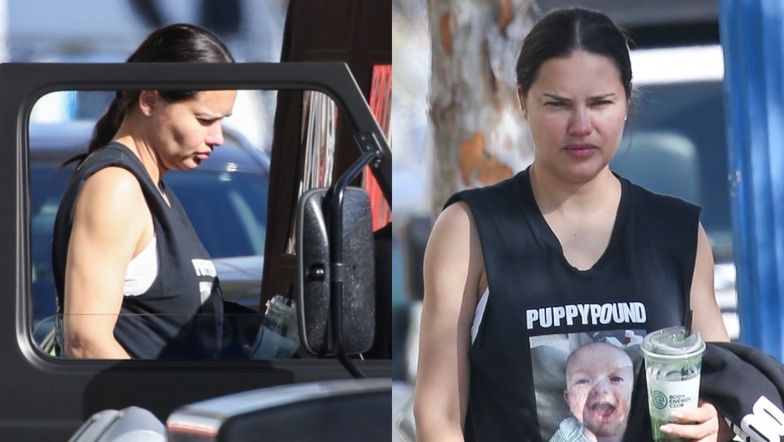 NABURMUSZONA Adriana Lima bez makijażu czmycha do samochodu po wizycie na siłowni. Uwagę zwraca urocza koszulka (ZDJĘCIA)