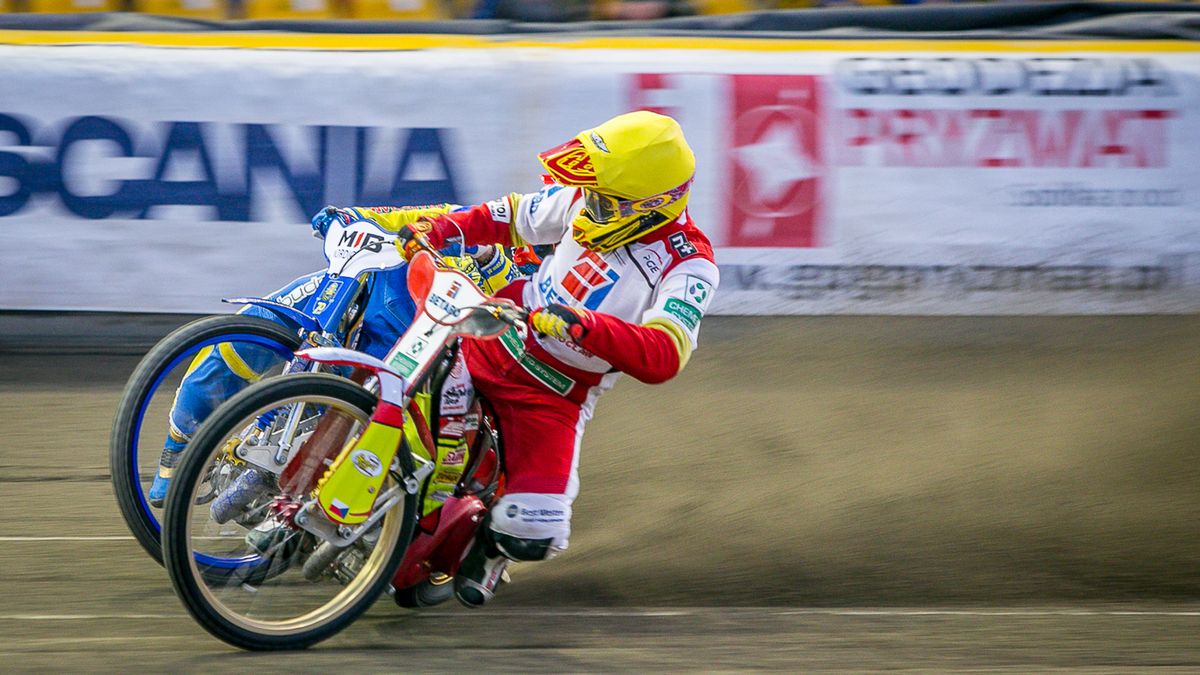 WP SportoweFakty / Tomasz Jocz / Na zdjęciu: Vaclav Milik w walce z Bartoszem Zmarzlikiem