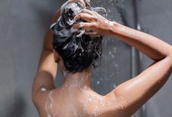 Swędząca skóra głowy i łupież – te szampony rozwiążą te problemy. Nie są popularne, a szkoda