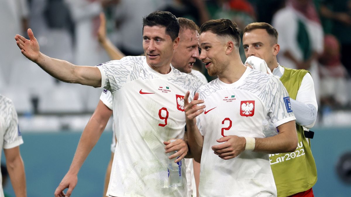 PAP/EPA / Ronald Wittek / Na zdjęciu: Robert Lewandowski i Matty Cash