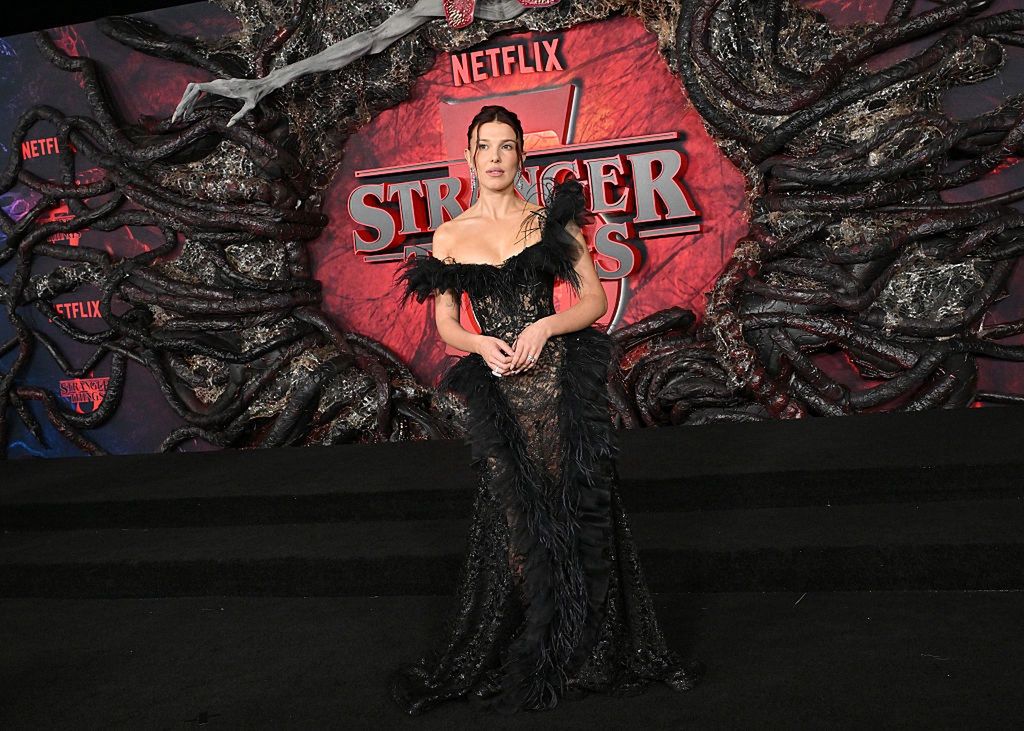 Stylizacja Millie Bobby Brown na premierze Stranger Things