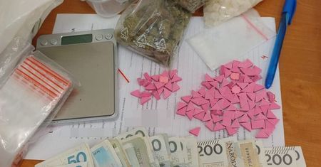 Policjanci wkroczyli do mieszkania na LSM-ie. Każdy z obecnych tam mężczyzn miał przy sobie narkotyki