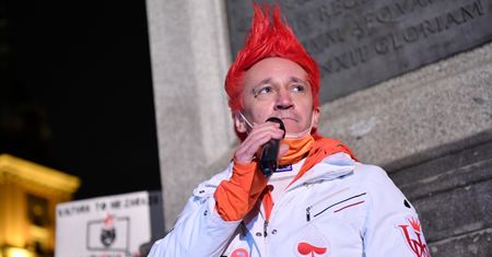 Michał Wiśniewski wywołał burzę. "Żony klękały i całowały swojego męża w rękę"