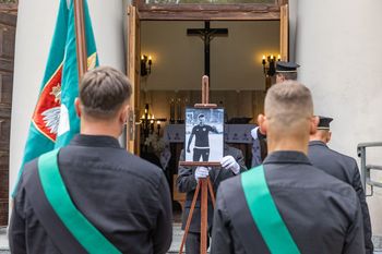 Wieliczka: Pogrzeb Mateusza Pawłowicza. Znanego w regionie piłkarza i trenera pożegnali rodzina oraz przyjaciele z boiska