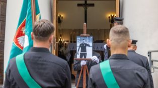Wieliczka: Pogrzeb Mateusza Pawłowicza. Znanego w regionie piłkarza i trenera pożegnali rodzina oraz przyjaciele z boiska