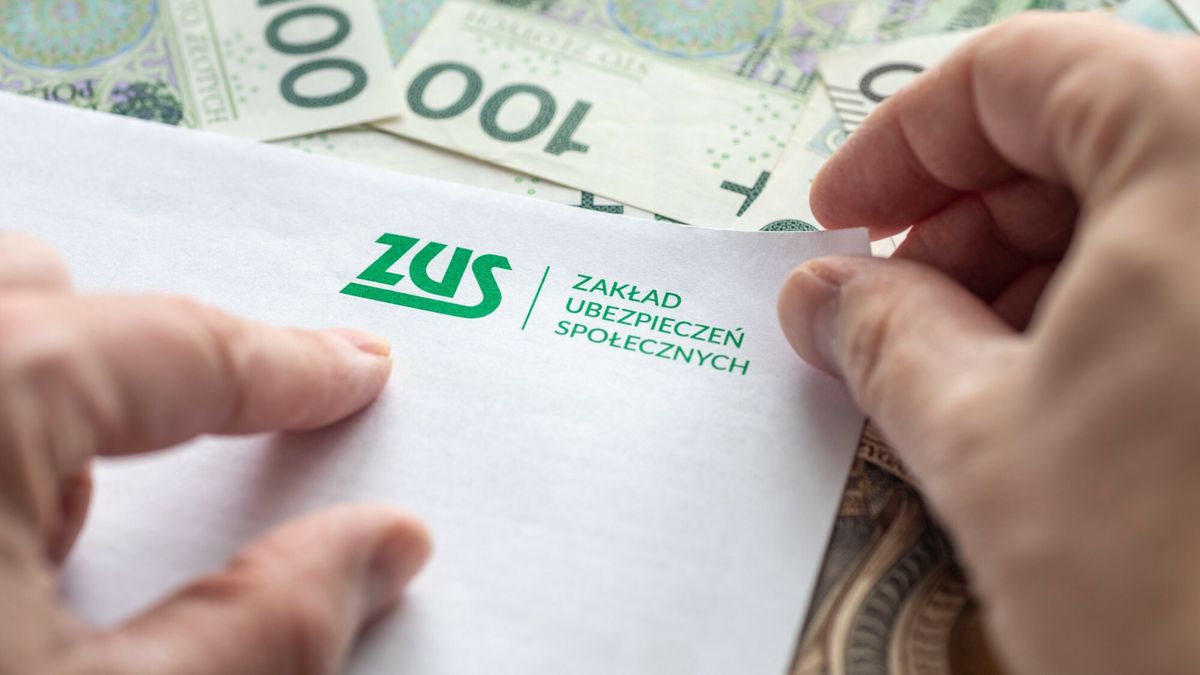 Stock ArZi
Fot. Arkadiusz Ziolek/East News.
n/z Napis ZUS i fragmenty polskich banknotow.
ARKADIUSZ ZIOLEK