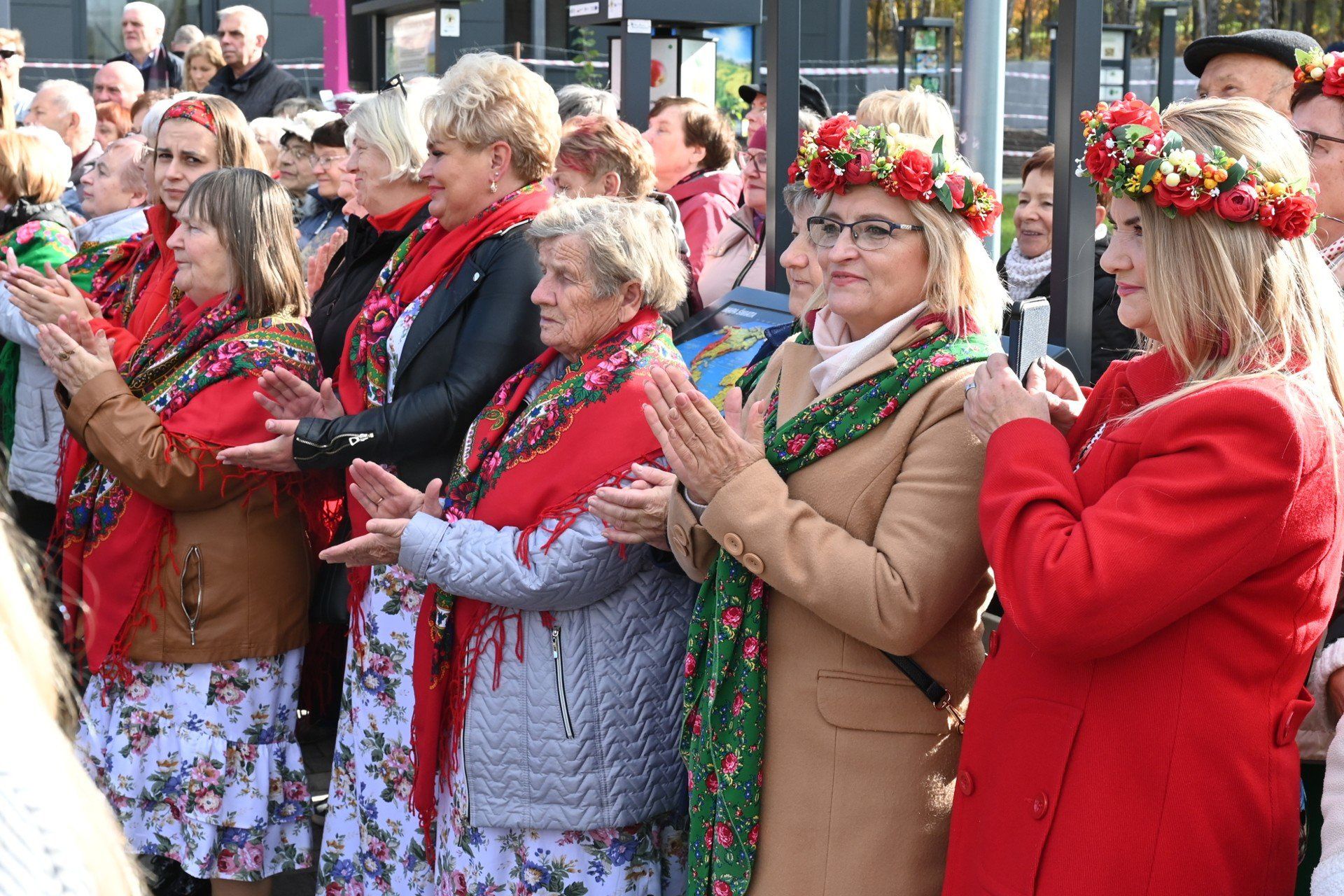Nie zabrakło także kreatywnych mieszkańców i mieszkanek gminy Zagnańsk, którzy w kolorowym i radosnym stylu przywitali przybyłe delegacje.