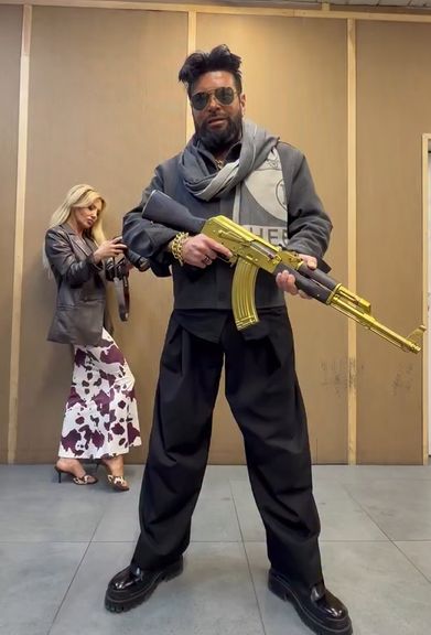 Krzysztof Rutkowski pozuje ze złotym karabinem