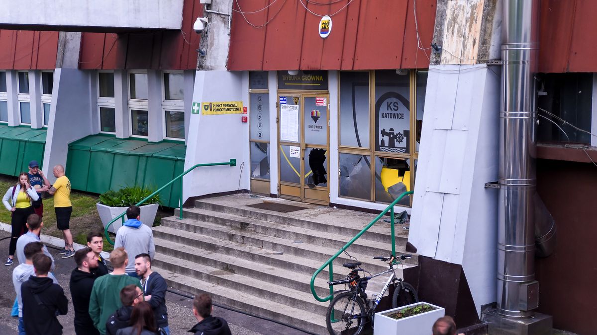 Wybita szyba w budynku klubowym GKS-u Katowice
