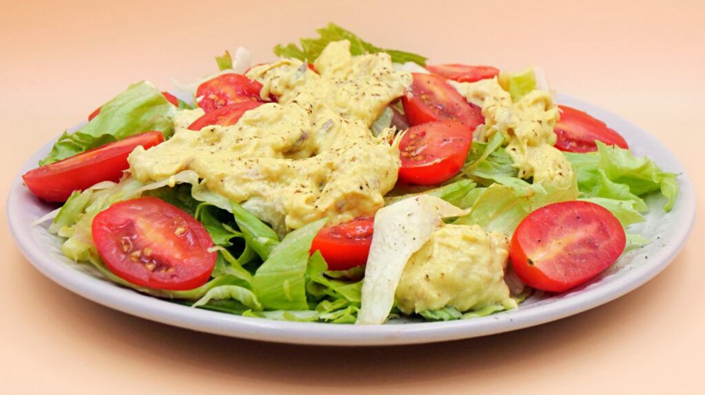 Sałatka z makrelą w sosie śmietanowo-musztardowym przepis