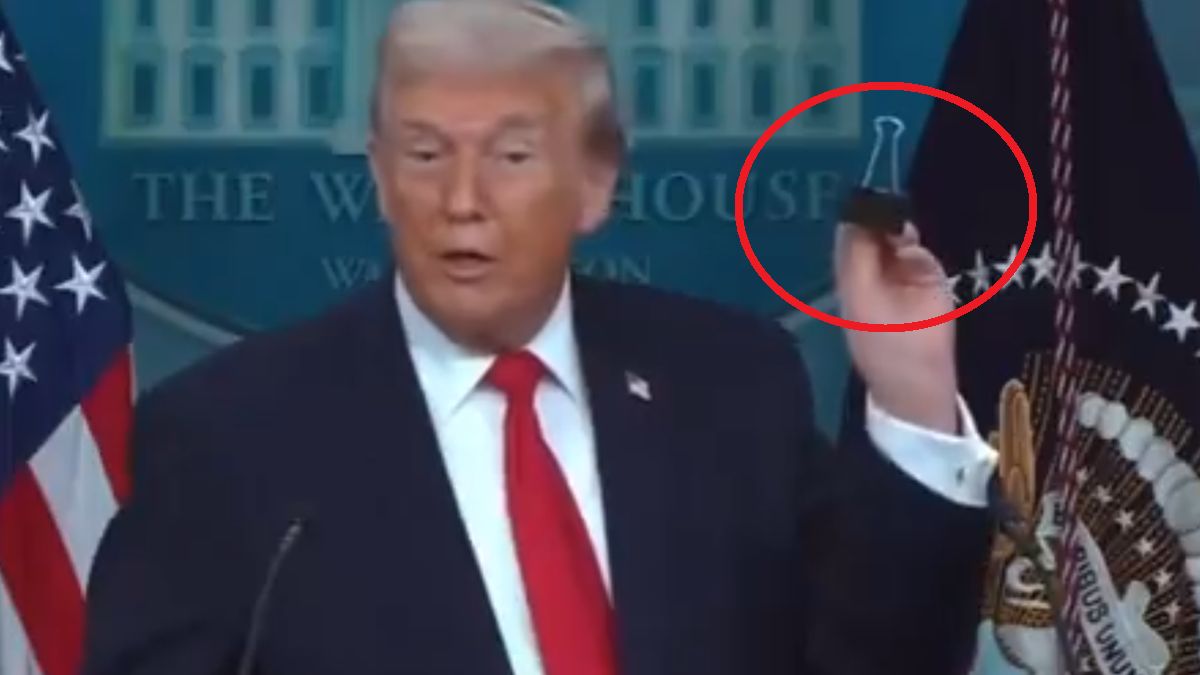 Donald Trump mówił na temat klipsów do papieru na konferencji.
