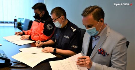 Śląskie. Pogotowie ratunkowe i policja ramię w ramię