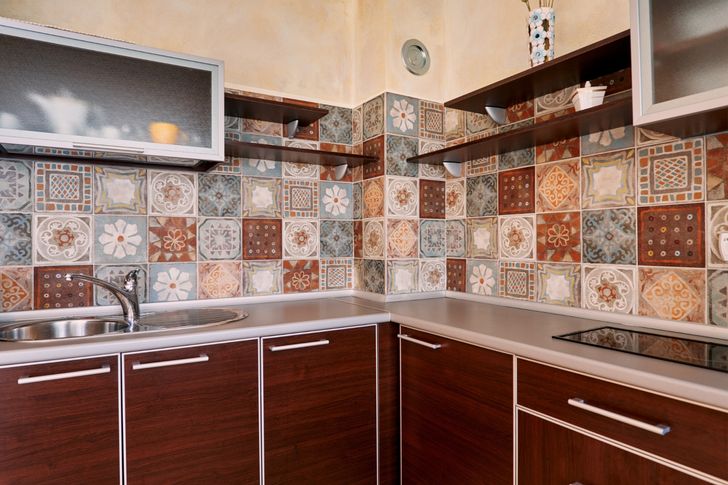 Kucie kafelków to przeszłość. 5 genialnych trików na nowe wnętrze bez pyłu i hałasu