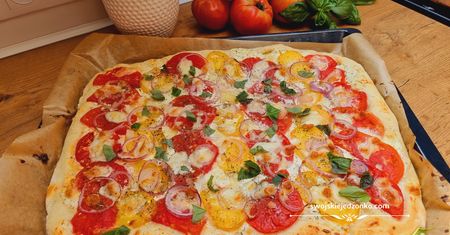Domowa pizza z pomidorami. Lepsza niż z niejednej restauracji