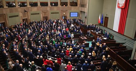 Ustawa antykorupcyjna ma luki prawne. Bat na partie polityczne słabo ukręcony