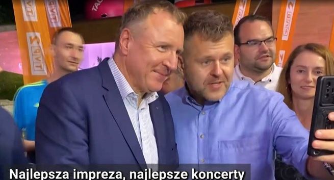 „Wiadomości”: koncert TVP w Sopocie gorętszy od festiwali TVN i Polsatu, widzowie robią selfie z Kurskim