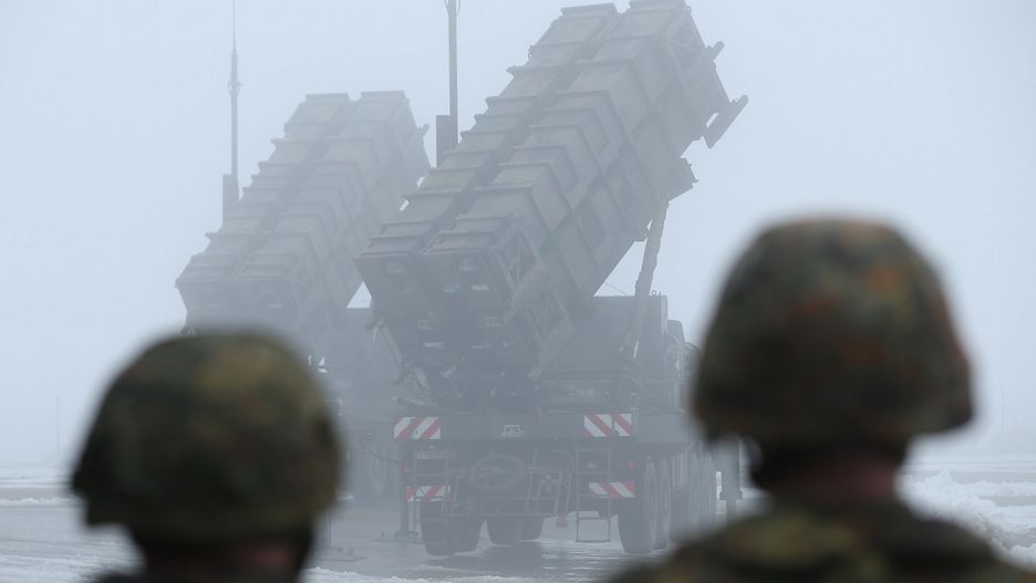 Zdjęcie ilustracyjne - przedstawia niemieckich żołnierzy i system Patriot. Niemcy są jednym z państw, które zgodziło się przekazać system Ukrainie