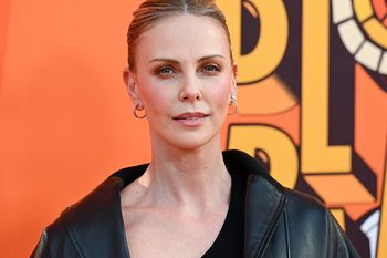 Wskoczyła w skórzaną mini. Ale to rajstopy w kropki "zrobiły robotę"